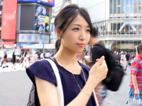 【制御不能官能美人】頭を撫でられ手を握られ優しい愛撫に溺れるエロい様子が発展しそうで惹きつける、快感に翻弄される肉体！