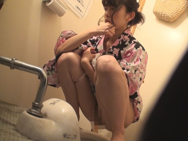 【浴衣美女の秘密のオナニー】花火大会の夜、浴衣姿の素人美女がトイレでこっそりオナニー！？隠し撮りされたその姿は、夏祭りの熱気とエロさの融合で超興奮間違いなし！