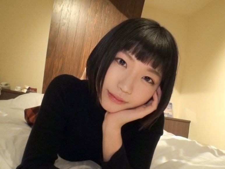 【ショートカット素人娘】パッツン前髪がキュートなウブっ娘！ベッドで激しく喘ぎ、ヌレヌレの秘部が大胆接写！エロかわいい姿に興奮間違いなし♡