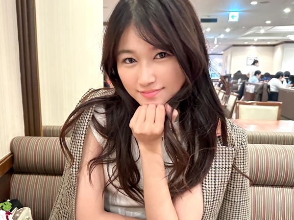 美容師お姉さんが上目遣いでチンポをご奉仕♡手マンだけで潮溜まりができるほどビシャビシャ潮吹き！敏感すぎるカラダを弄られ、エッチな声で感じまくる姿がたまらない！