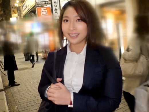 【スーツ姿の美巨乳お姉さん】仕事中のエッチな誘惑！タイトなスーツのまま、敏感なおマンコを刺激され、我慢できず着衣挿入！感じまくる姿が超エロい濃厚セックス！