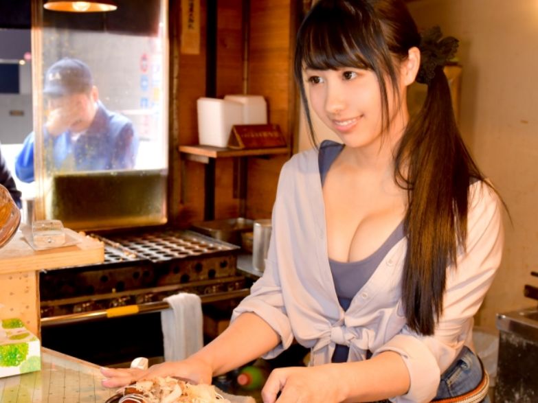 【たこ焼き屋さんの秘密】看板娘の可愛い女の子、閉店後の店内で大胆に！恥ずかしがりながらもチンポの快感に夢中♡素人娘が店内でイキまくる姿がエロすぎる！！