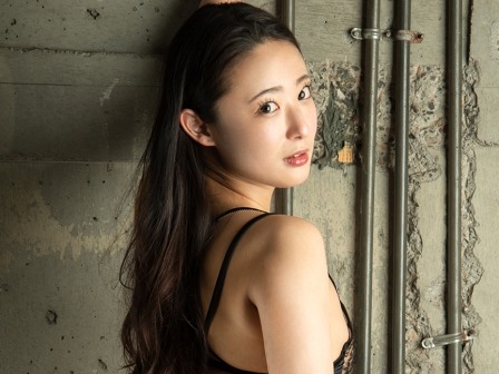 【巨尻美女の誘惑】『もっと奥まで…』美尻自慢の美女が高速フェラで男を挑発！巨尻を揺らしながら杭打ちピストンで感じまくる姿はエロすぎる！！♡