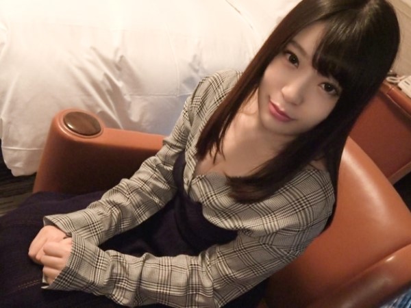 【色白むっちり娘の敏感パイパン】乳首舐めでパンツを濡らすウブな娘が、クンニでビクビク痙攣！♥ 色白ボディとパイパンの組み合わせがたまらない、エロ可愛い素人娘の悶絶アクメ！