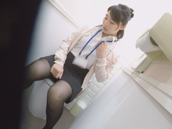 【パンストOLのトイレ隠れオナニー】『誰か来ないで…』仕事中の性欲を我慢できず、トイレに駆け込んだ美人OLが、パンストを履いたまま指でオマンコを刺激！秘密の快感に悶える姿がエロすぎる！♡