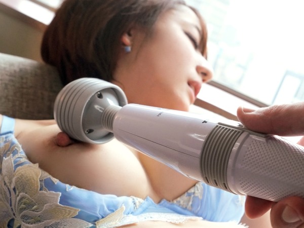 【素人ナンパ】『感じちゃう…』ジュエリーショップ店員の美巨乳お姉さんが、電マ責めで敏感乳首をビンビンにさせ、立ちバックで激しく突かれておっぱい揺らしながら絶頂!♡