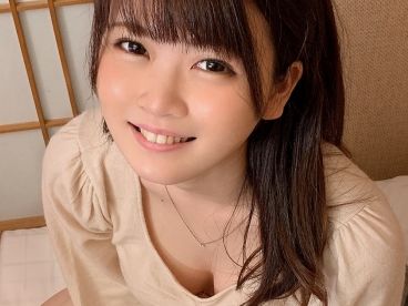 【おっとり素人娘の淫乱覚醒】『おじさんのオチンポ気持ちいい…』敏感マ○コが手マンで大洪水！おっとり美少女がおじさんとリアルSEXで大量潮吹き♥︎