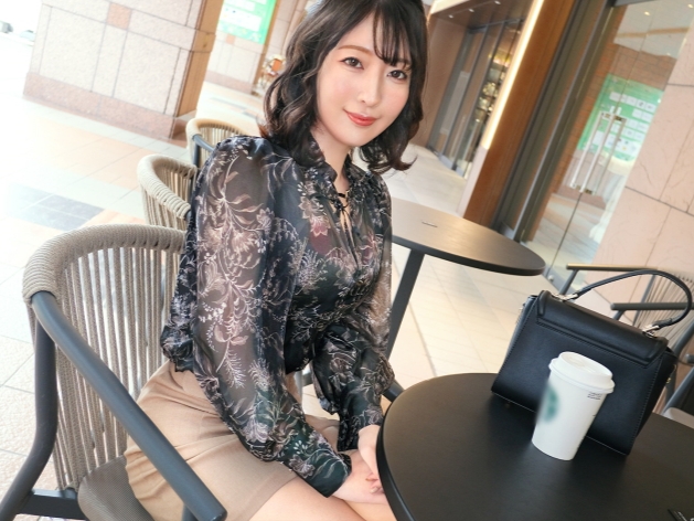 【美乳人妻の濃厚プレイ】エチエチ人妻が魅せる！美乳を揺らしながら、騎乗位でチンポを激しくくわえ込み、乱れまくる！人妻の色気に溺れちゃう！♡